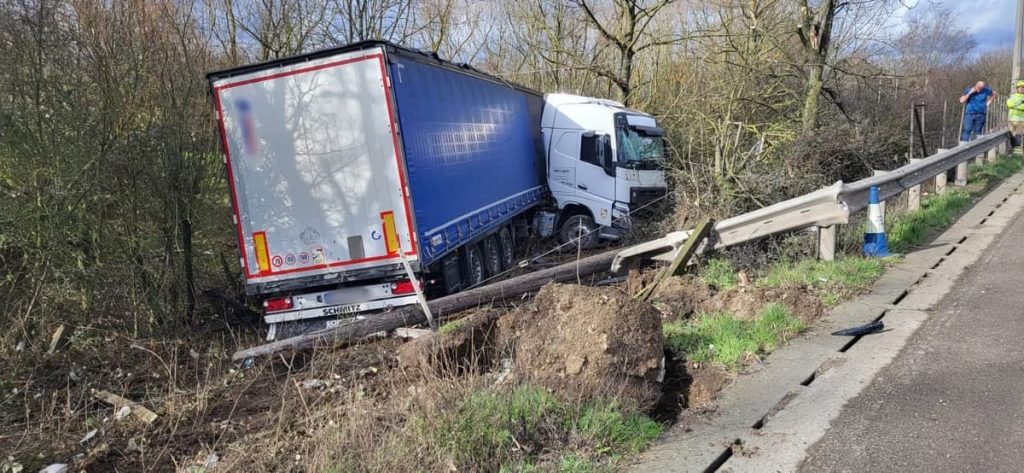 M25 closes in both directions following lorry collision